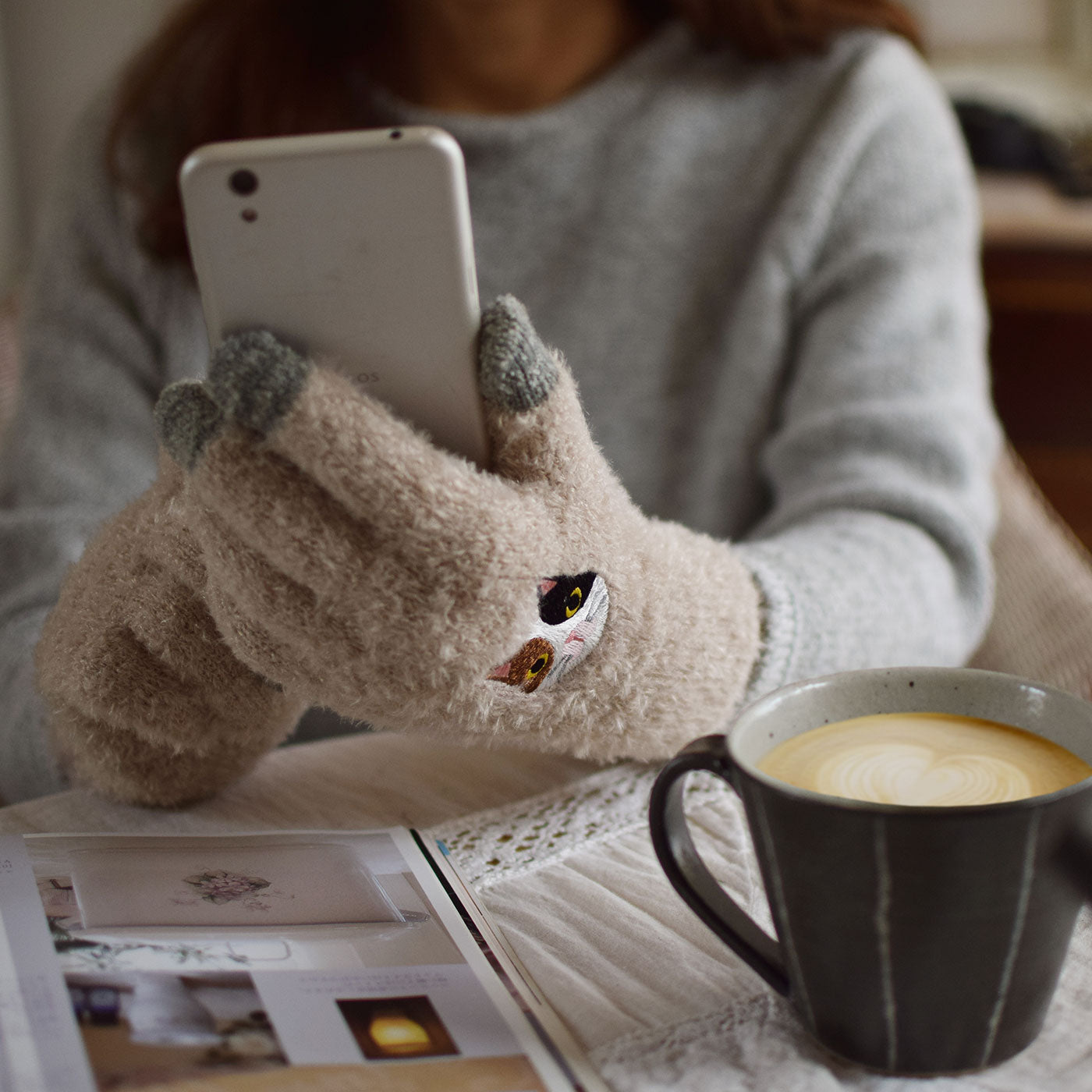 Touchsreen Gloves with Kitty head embroidery