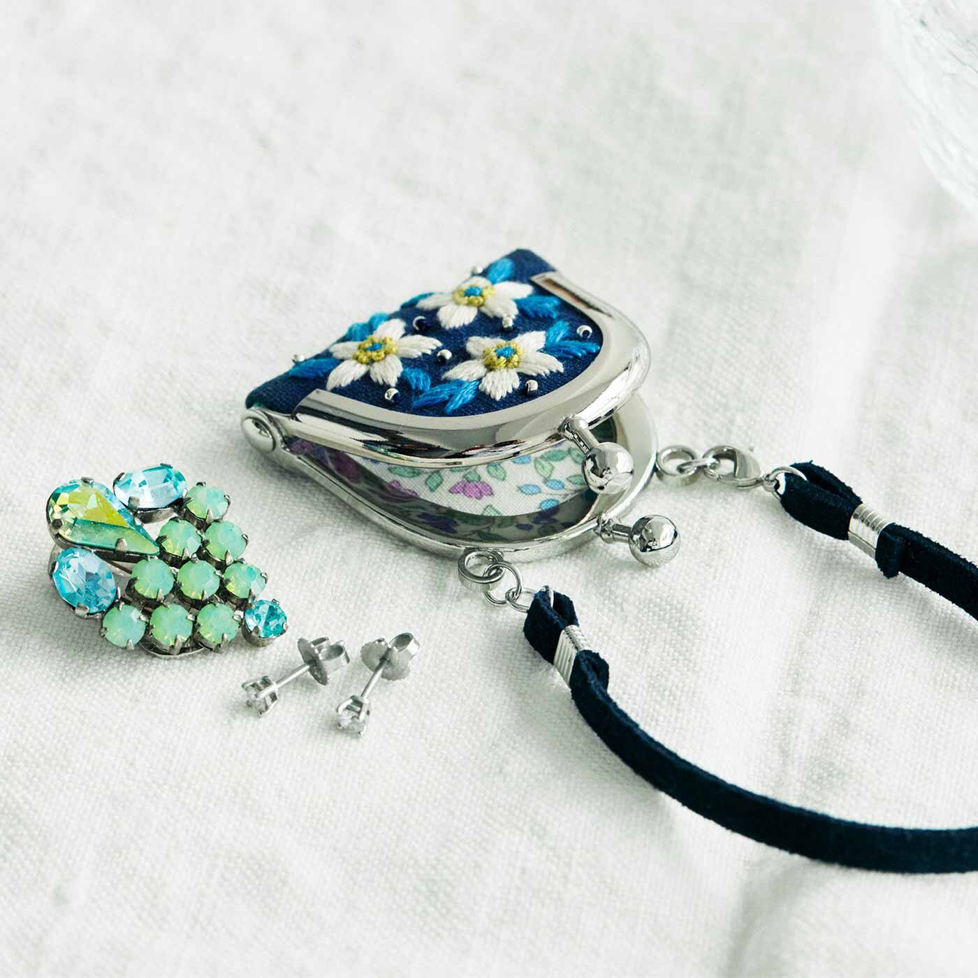 Wear Delicate Flowers Like a Charm: Embroidered Mini Coin Purse Handmade Set