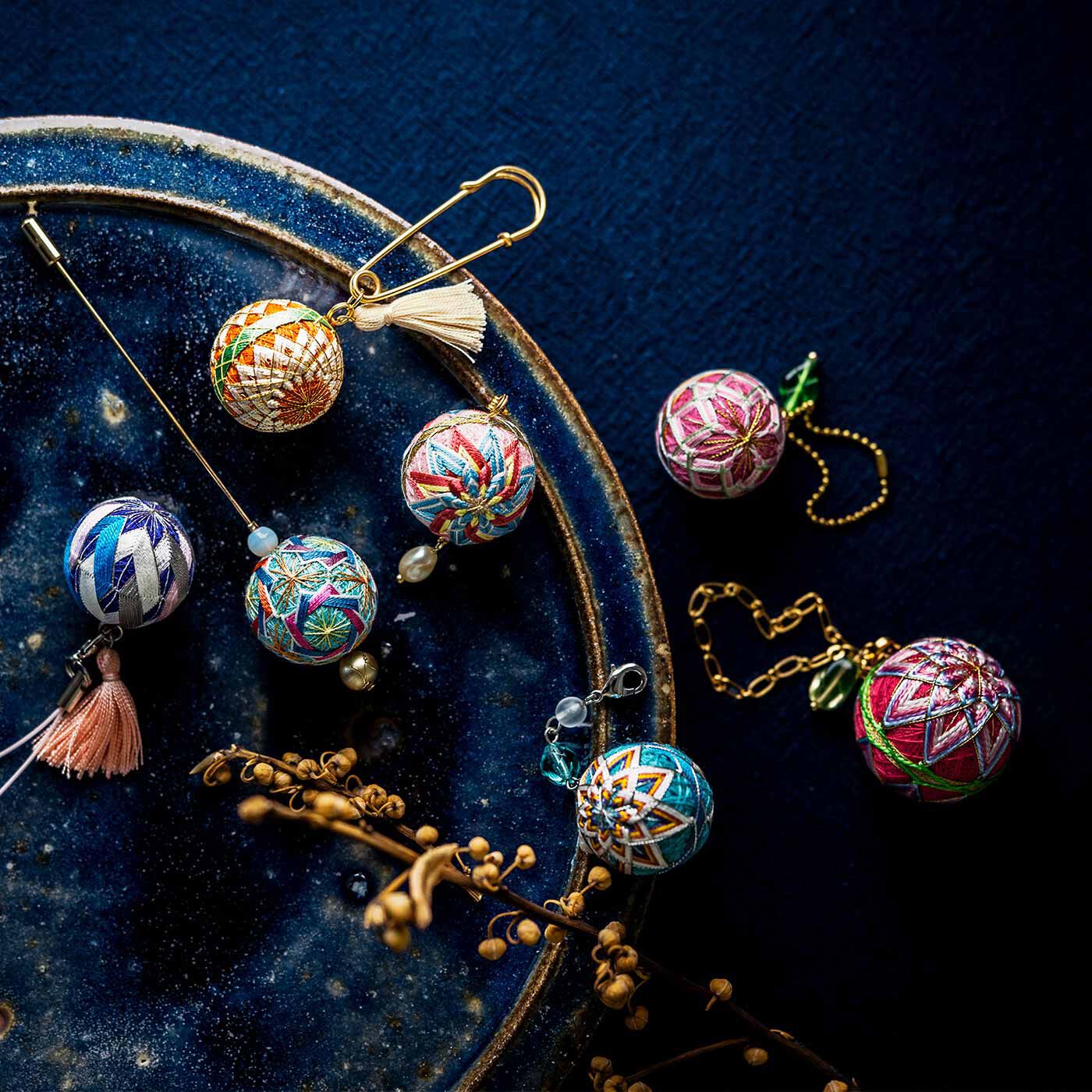 Round and Beautiful: Beginner’s Basic Course in Small Temari Handcraft