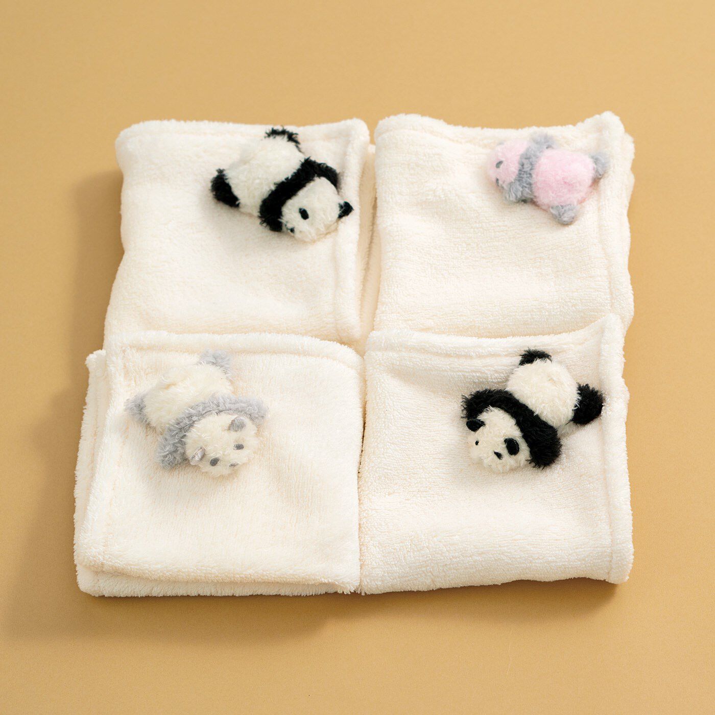 Do you know about the changing fur colors of panda cubs in different stages? Let this handkerchief show you!